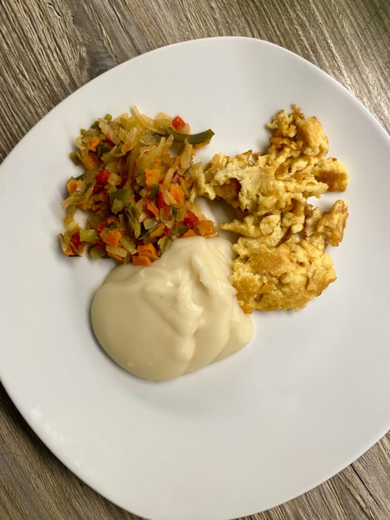 Rührei, Kartoffelpüree, Gemüse
